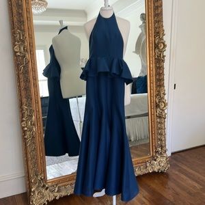 HALSTON HERITAGE GORGEOUS SLEEVELESS ROUND NECK FLARED BACKLESS PETLUM GOWN!